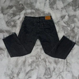 Svarta Levi's 501 jeans - Trendiga Levis jeans i bra skick | Nypris ca 1100 | Sitter ganska relaxed och har feta slitningar vid bena |Pris ej hugget i sten | Hör av er vid minsta fundering🤗