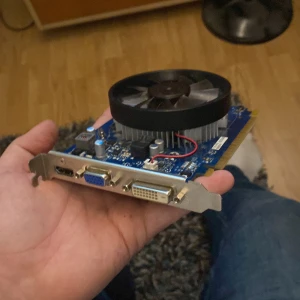 Grafikkort GTX 750 Ti 2GB - Säljer ett GTX 750 Ti 2gb. Spelat fortnite och gta på låga settings funkar för surfning felfritt och många spel med låga settings, funkar utan problem