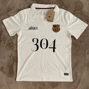 Vit/beige Barcelona Lamine Yamal T-shirt - Säljer en exklusiv och väldigt sällsynt Lamine Yamal Barcelona t-shirt. Tröjan är i strl S men kan eventuellt passa strl M pga materialet. Den är helt ny och kommer med tags. Vid frågor eller funderingar skicka ett pm, Mvh