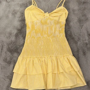 Gul klänning från Zara - Helt ny och slutsåld klänning med knut där bak och justerbara axelband. Liten i storleken, sitter som en xs/s💘