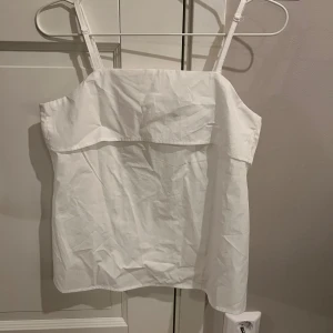 Ett vitt fint sommar linne🤍 - Säljer ett vitt linne med tunna band.  Har aldrig använt den för har inte haft någon användning av det🥰 Linnet är väldigt luftigt och är perfekt för en varm dag❣️❣️ kontakta för fler bilder!