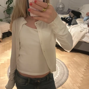 Vit kofta med knappar - Basic vit kofta från HM🤍 Passar till allt! Pris går att sänka vid snabb affär🥰