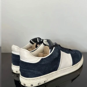 Valentino flycrews sneakers i blå mocka - Snygga Valentino sneakers i blå mocka med vita detaljer. Kan gå ner i pris vid snabb köp💯