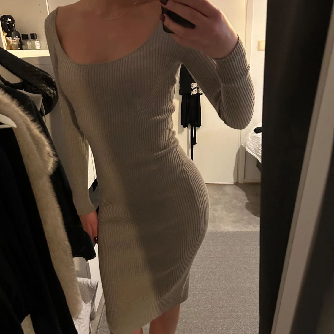 Beige ribbad klänning