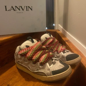 Lanvin Curbs - Riktigt snygga Lanvin Curbs i bra skick! Skorna är i storlek 44 och gjorda i Italien. Box kommer med samt ett tvätt-kit! Tveka inte på att höra av er om ni har några frågor eller funderingar!