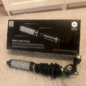 Magic Style Brush 30 mm från Björn Axén Tools - Säljer en Magic Style Brush 30 mm från Björn Axén Tools. Kommer med originalförpackning. Köte 2023 och har använt 1 gång och det var inget för mig. Har tvättat den! Köpte för ca 500kr. Skriv för fler bilder och förslag på pris är välkomna💗