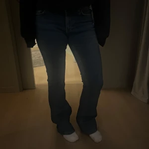 Low Waist Jeans - Skit snygga low waist Gina Tricot jeans och har inga skador!!🥰🥰