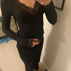 Intimissimi tröja - Säljer en svart Intimissimi  tröja storlek s fint skick  Har även en likadan i mörkblå som jag ev kan sälja om man köper båda två💕 sänkt priset från 400-350kr