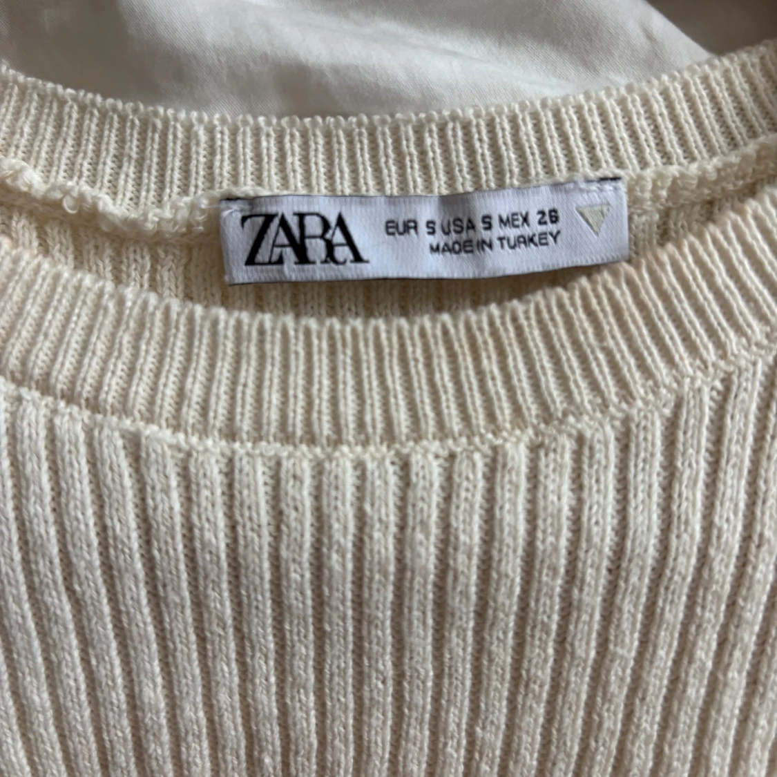 Beige ribbad topp från Zara - 2