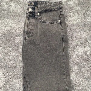 Grå jeans från Only & Sons - Snygga oanvända grå jeans från Only & Sons med klassisk femficksdesign. De har en rak passform och är tillverkade i ett slitstarkt denimtyg. Perfekta för en avslappnad stil.  W:29 L:32