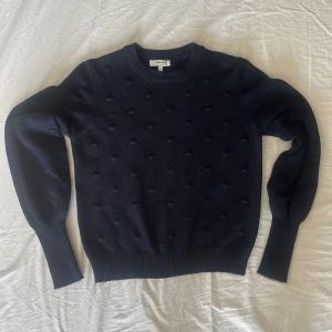 Mörkblå stickad tröja från b.young - Säljer en superfin mörkblå stickad tröja från b.young. Den har ett prickigt mönster och är i fint skick!💙