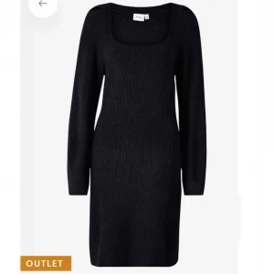 Stickad klänning  - Superfin stickad vila kläning som inte passar mig tyvärr. Helt oanvänd med prislapp kvar (skriv för fler bilder)