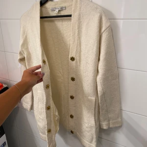 Kofta - Superfin kofta från & other stories i ullblandning. Högra fickan är lite trasig i nedre kanten (se bild) men går lätt att sy fast igen!