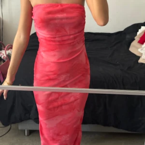 Rosa klänning - Rosa lång klänning. Super fin och aldrig använd alltså är den i nyskick. Jag är xs och den sitter väldigt löst på mig så S eller M hade nog passat bättre, det är också därför jag valt att sälja den.