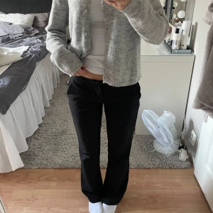 Kostymbyxor  - Ett par lågmidjade kostymbyxor från bikbok. Säljer dem för att jag tycker att dem har blivit lösa på mig☺️jag är 165cm lång!!