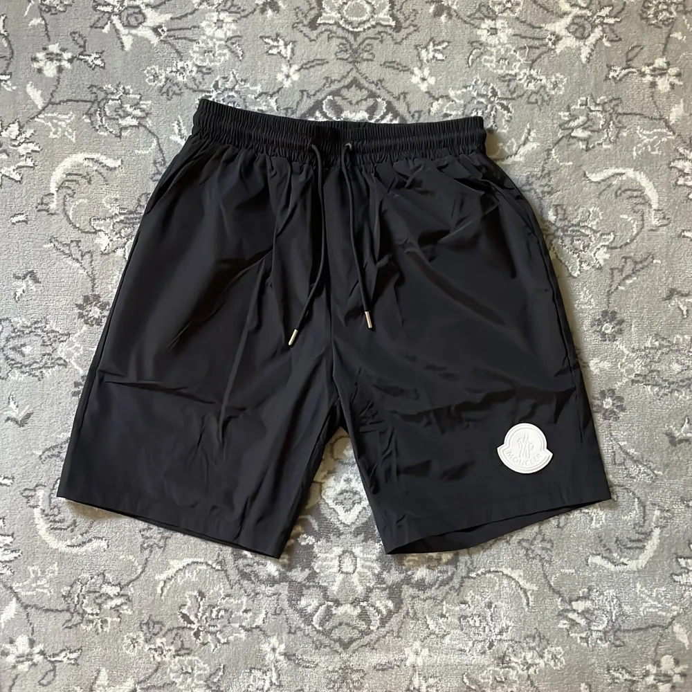 Moncler badshorts Storlek 1 Sitter som M Påse och tags medföljer. Shorts.