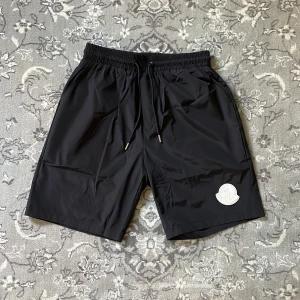 Moncler shorts - Moncler badshorts Storlek 1 Sitter som M Påse och tags medföljer