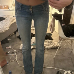 Blå jeans med låg midja - Säljer ett par snygga blå jeans med låg midja. De har en flare passform och är perfekta till vardag och skola. Jag är 174 och de är lite korta på mig!😍😍