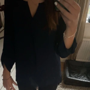 Mörkblå blus  - Jättefin mörkblå blus från Vero Moda ❣️ Aldrig använd tror jag Nypris: 380kr