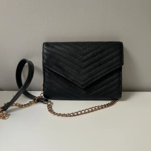 Kuvertväska - Kuvertväska med guldig kedja 😋