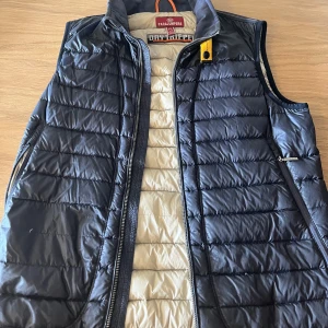 Parajumper väst - [ Parajumper väst [] Skick - 7/10 (yttersta lagret i fickorna är sönder) [] Storlek - Y-L passar S [] Pris - 300kr ]  Vid frågor eller något du undrar över gå via PM. mvh Z.L 