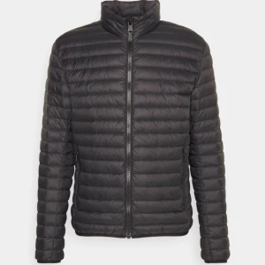 Colmar jacka - Strl 46/S. Sparsamt använd (nyskick), nypris 4000kr. Vid snabbaffär kan priset sänkas
