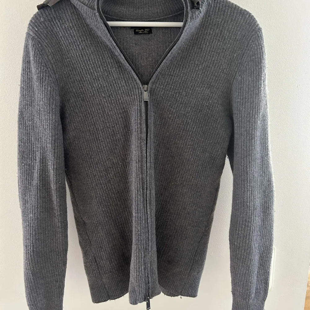 Snygg cardigan med avtagbar luva. Tyvärr har luvan släppt lite på höger sidan men går enkelt att sy fast och det är inget som stör eller märks. . Hoodies.