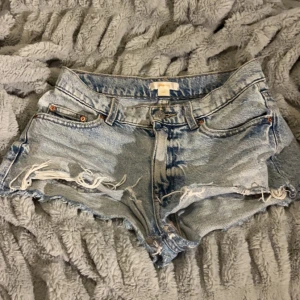 Jeans shorts - Riktigt snygga jeansshorts i bra skick förutom den lilla fläcken jag visar på sista bilden❤️
