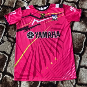 Yamaha  - Jag säljer min Yamaha Thailand tröja som är oanvänd , nypris 870 kr storlek M men passar även L