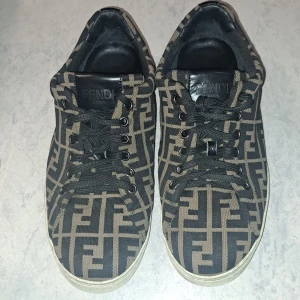 Fendi skor  - Hej säljer mina fendi skor, använda några gånger men fortfarande i bra skick, dom är inte sönder på nått ställe, och som sagt alltid äkta varor hos oss ha de så braaa😁