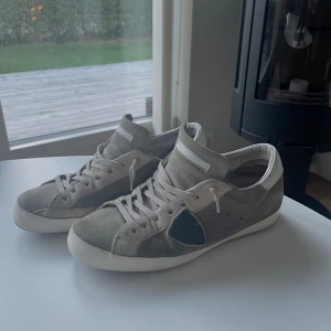 Philippe modell skor - Beige bruna Philippe modell skor i bra skick! Den ända skadan på skorna är på sulan. Skicka gärna frågor och priset kan diskuteras.