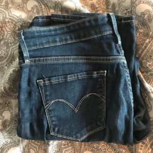 Bootcut jeans - Skit snygga lågmidjade bootcut jeans från Levi’s i storlek W30 och L34 vilket motsvarar i storlek L (40). Jag skulle säga att dem är i ett väldigt bra skick. 