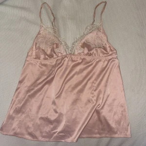 Spetslinne💗 - Storlek:xs💗 Köptes för ett tag sedan men har väska ut den nu så det är därför jag säljer den💗 superbekvämt och väldigt fint💗 använd fåtal gånger💗💗💗