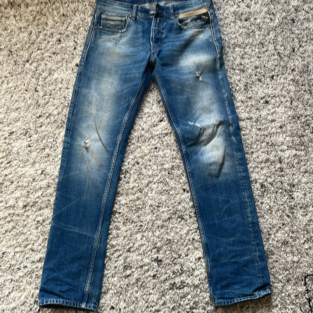 Tja, säljer dessa replay jeans i storlek 31 då dom inte passade mig! Skicket e 9/10. Det är bara att slå en pling om ni har funderingar. Jeans & Byxor.