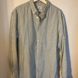 Grön/vit randig skjorta - Skjorta från H&M i stl L, mycket bra skick!
