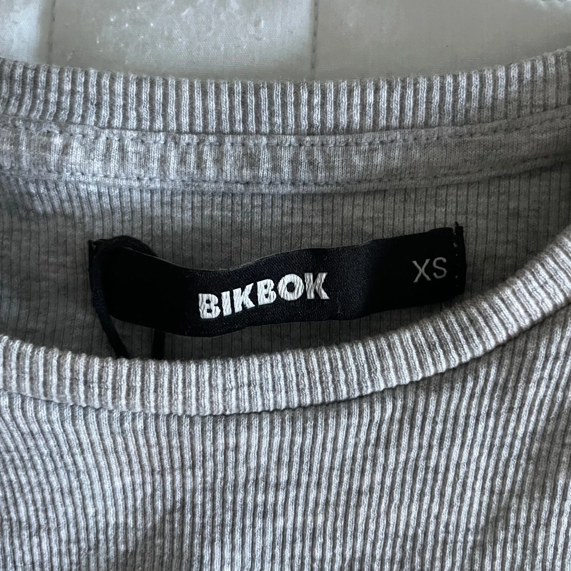 Tajt ribbad grå t shirt - 91