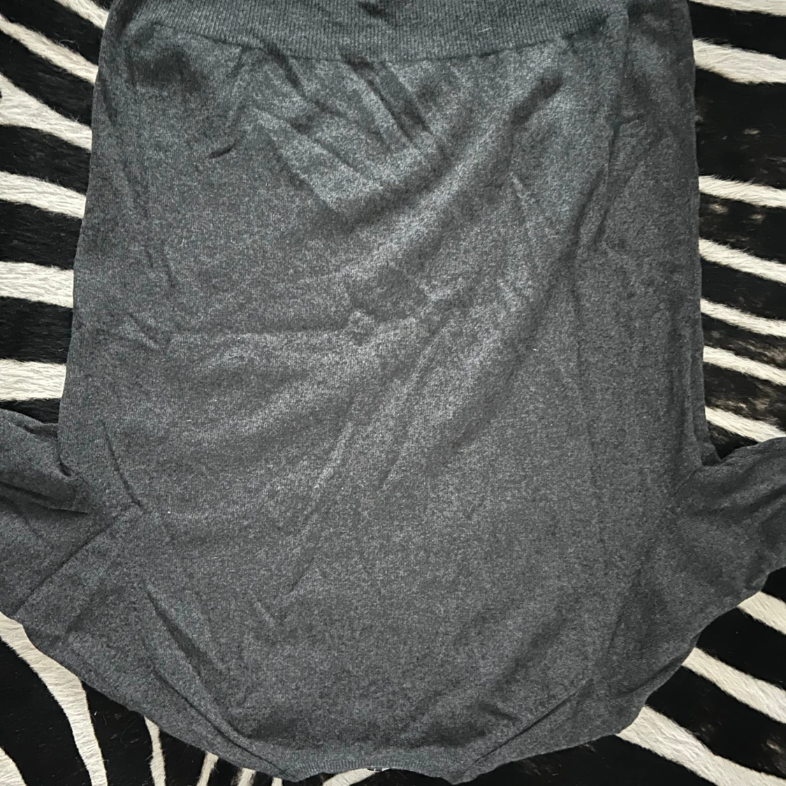 Grå v-ringad tröja - 91