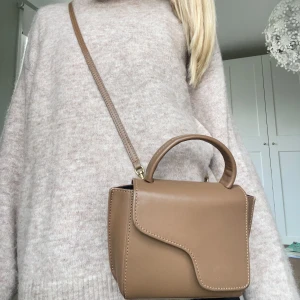 Atp väska - En as snygg väska från ATP Atelier!❤️ Köpt för ungefär ett år sedan men har knappast använt så därför säljer jag. Väskan är i ett jätte bra skick och nypris är 3600kr❤️ 