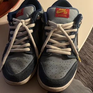 Nike Sb dunk”why so sad” - Ett par sköna dunks använda ett par gånger! Inga skador på dom, men lite tecken på användning!hör gärna av er vid frågor(: