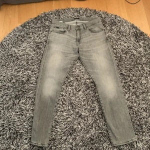 Ralph Lauren Jeans Slim Fit  - Säljer mina ljusgråa Ralph Lauren jeans som är slim fit i storlek 33/32. Jeansen är knappt använda och är i toppskick. Jeansen är stilrena och passar till de flesta outfits. 
