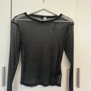Topp - Genomskinlig topp med glitter