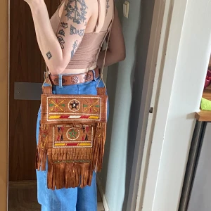 Väska - FANTASTISK väska. Vintage, troligen 60/70-tal. Sånt här hantverk får man inte tag på längre. Hel och fräsch, mycket bra skick för den här typen av väska. Dessa väskor går oftast för över 2000 så detta är ett fynd!