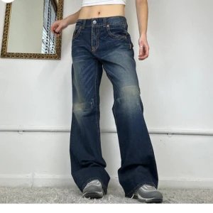 Jeans - Gaucho jeans, mörk blå, bra skick. Passar tyvärr inte mig:( Midja 64cm innerben 81cm  Skriv för fler frågor eller bilder :)