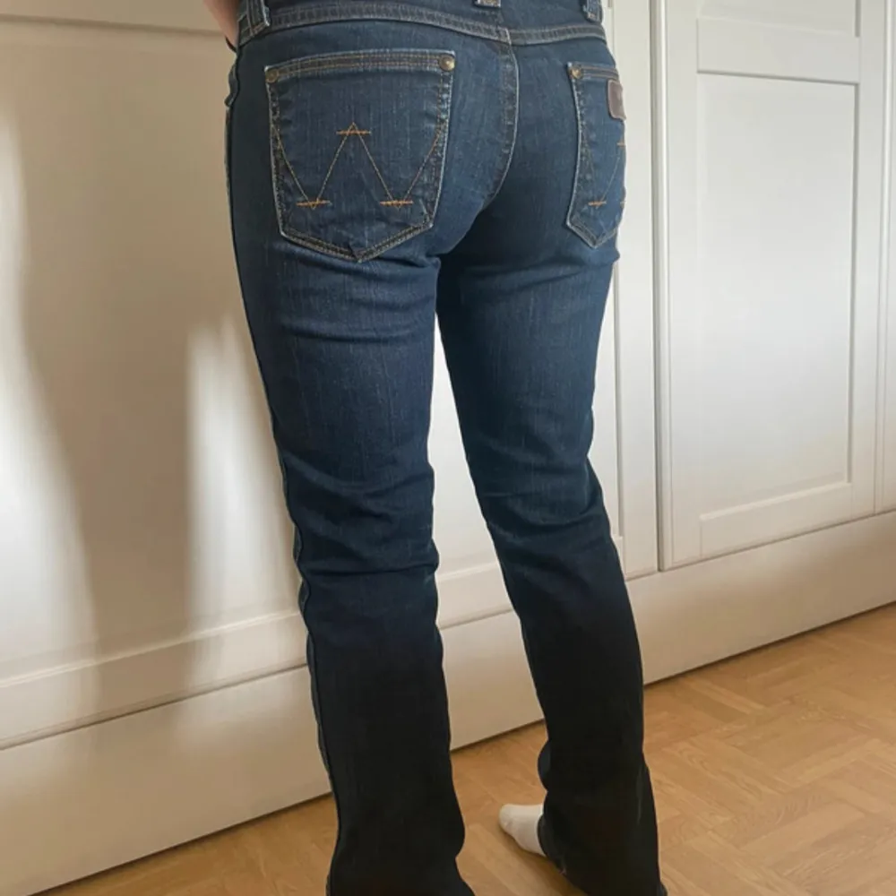 Ett par mörkblå skinnyjeans från Wrangler, i fint skick! Sköna på!. Jeans & Byxor.