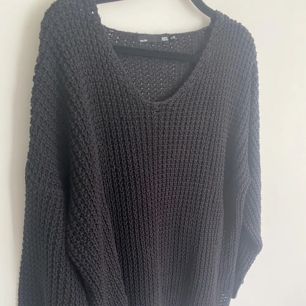 💞Säljer denna supersnygga tröjan i tjockt stickat tyg perfekt för vintern! 💞tröjan har andvänds en del men är i ganska gott skick! 💞Styla med ett par korta jeans shorts!🤩. Neuleet.