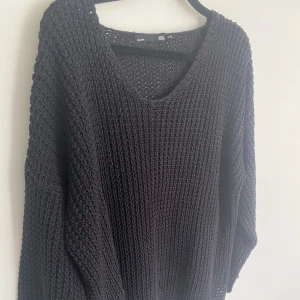 Tjock stickad svart tröja - 💞Säljer denna supersnygga tröjan i tjockt stickat tyg perfekt för vintern! 💞tröjan har andvänds en del men är i ganska gott skick! 💞Styla med ett par korta jeans shorts!🤩
