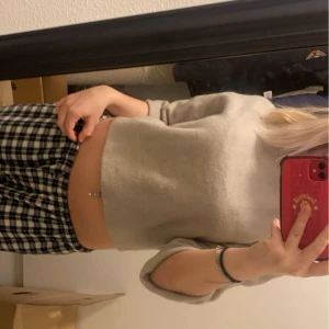 stickad tröja - säljer en jättefin stickad tröja från & other stories då jag aldrig använt den💗