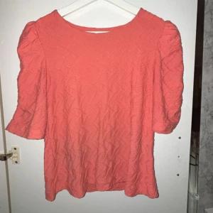 Söt tröja  - En jättesöt tröja från Lindex, Holly & Whyte i typ orange/rosa  ❤️ Kommer tyvärr inte till så mycket användning längre därför jag säljer den ❤️skriv för fler bilder och pris kan diskuteras ❤️