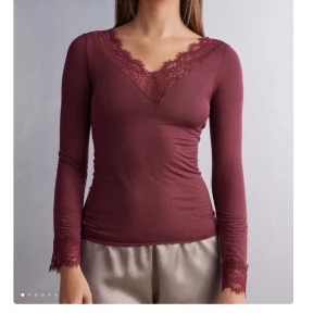 Vinröd intimissmi tröja med spets  - Intimissmi tröja med spets som jag använt ett antal gånger, men ser helt ny ut. Skriv för fler frågor eller bilder🫶🏼