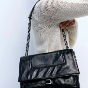 Väska Zara - Säljer denna superfina och rymliga väskan från Zara. Fint skick. Helt slutsåld. Det går bra att använda köp nu😊💗